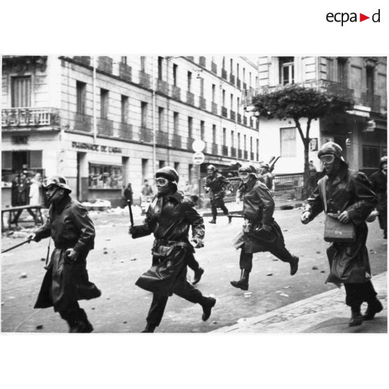 [Alger, décembre 1960. Manifestation du Front pour l'Algérie française (FAF)].