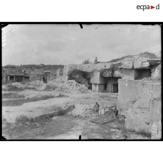 Quennevi&#xE8;res&#x20;&#x28;Oise&#x29;.&#x20;Vue&#x20;d&#x27;une&#x20;carri&#xE8;re&#x20;occup&#xE9;e&#x20;pendant&#x20;2&#x20;ans&#x20;1&#x2F;2&#x20;par&#x20;les&#x20;allemands.&#x20;&#x5B;l&#xE9;gende&#x20;d&#x27;origine&#x5D;