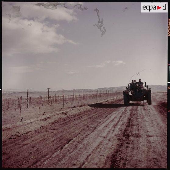 1961-reportage "sur le barrage sud" frontière Tunisie- 4e esc. du 8e RS. [légende d'origine]