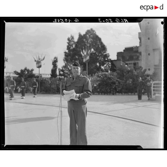 Discours d'un commandant lors de la remise de brevets à la préparation militaire au stade Leclerc d'Alger.