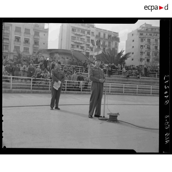 Discours d'un général de division lors de la remise de brevets à la préparation militaire au stade Leclerc d'Alger.
