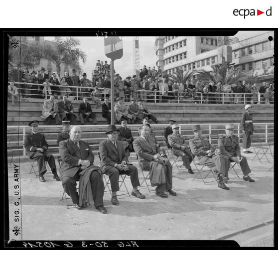 Tribune d'autorités civiles et militaires lors de la remise de brevet à la préparation militaire au stade Leclerc d'Alger.