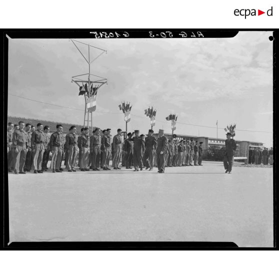 Revue des troupes de nouveaux diplomés lors de la remise de diplômes à la préparation militaire au stade Leclerc d'Alger.