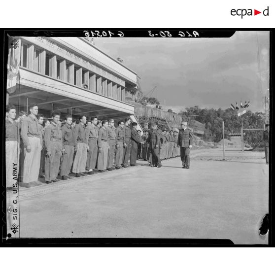 Revue des troupes de nouveaux diplômés lors de la remise de diplômes à la préparation militaire au stade Leclerc d'Alger.