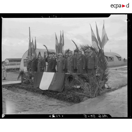 Tribune du CIM (centre d'instruction du matériel) n°10 lors d'une cérémonie au camp de l'Alma.