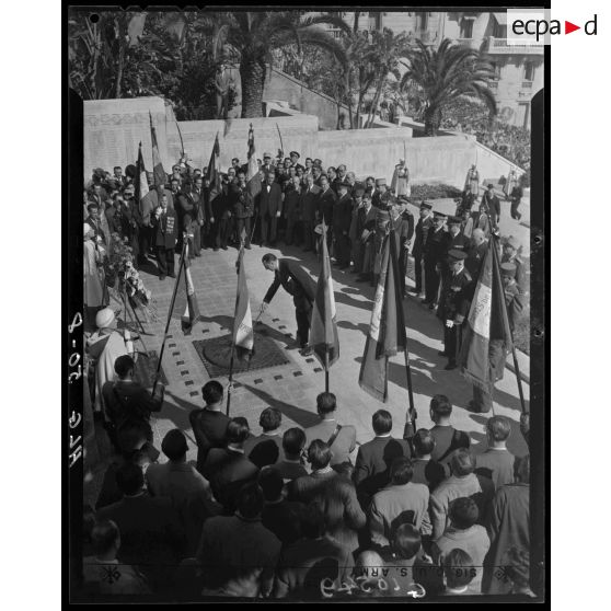 Rallumage de la flamme du monument aux morts d'Alger par le ministre aux Anciens combattant Louis Jacquinot.
