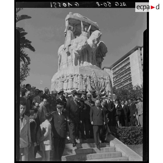 Louis Jacquinot, ministre aux anciens combattants, quittant le monument aux morts d'Alger après une visite officielle.