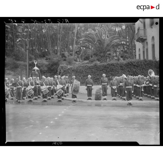 Musique militaire lors de la cérémonie commémorative du centenaire Pierre Savorgnan de Brazza, figure de l'expansion coloniale française, à Alger.
