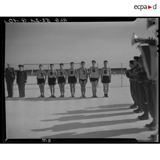 Equipe militaire de volley-ball avant le début du match lors du championnat de sports militaires à Alger.