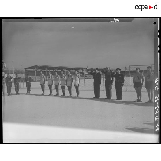 Equipe militaire de volley-ball avant le début du match lors du championnat de sports militaires à Alger.