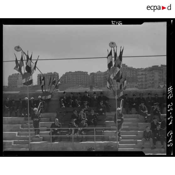 Tribune d'autorités militaires assistant à un match de volley-ball lors de championnat militaires à Alger.