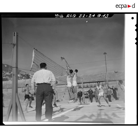 Match de volley-ball au championnat de sports militaires à Alger.