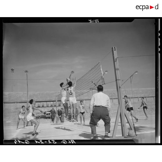 Match de volley-ball au championnat de sports militaires à Alger.