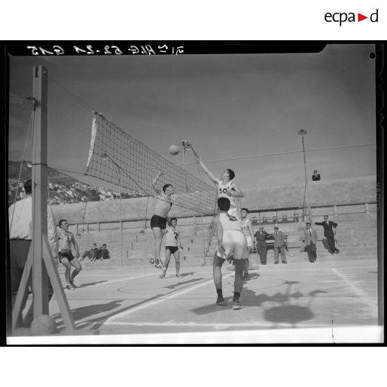 Match de volley-ball au championnat de sports militaires à Alger.