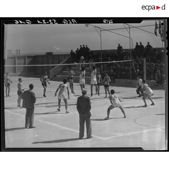 Match de volley-ball au championnat de sports militaires à Alger.