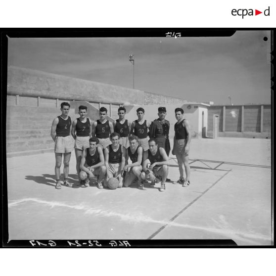 Portrait de groupe d'une équipe militaire de basketball aux championnats militaires à Alger.