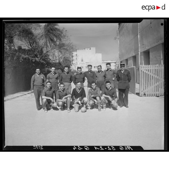 Portrait de groupe d'une équipe de football militaire lors des championnat militaires à Alger.