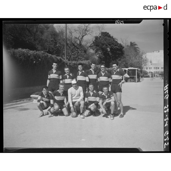 Portrait de groupe d'une équipe de football militaire lors des championnat militaires à Alger.