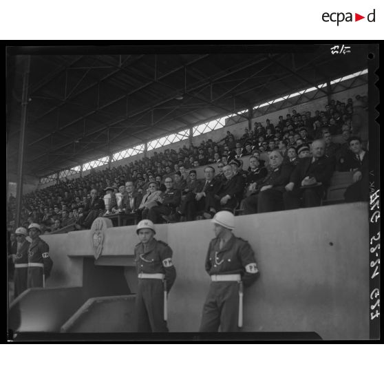 Tribune d'autorités lors des championnats de sports militaires au stade municipal d'Alger.