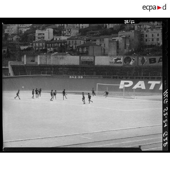 Match de football aux championnats de sports militaires au stade municipal d'Alger.