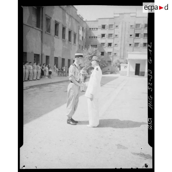 Poignée de main entre un général de corps d'armée et un colonel à la caserne de la 10e légion de la Garde républicaine (10e LGR) à Alger.