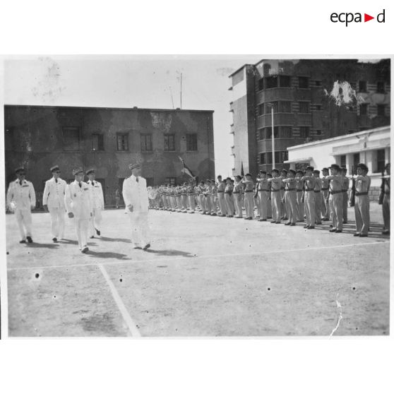Revue de la garde lors d'une prise d'armes à la caserne de la 10e légion de la Garde républicaine (10e LGR) à Alger.