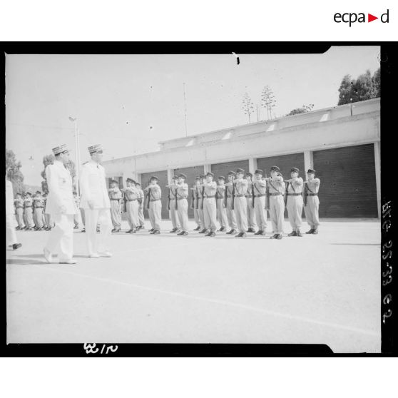 Revue de la garde lors d'une prise d'armes à la caserne de la 10e légion de la Garde républicaine (10e LGR) à Alger.