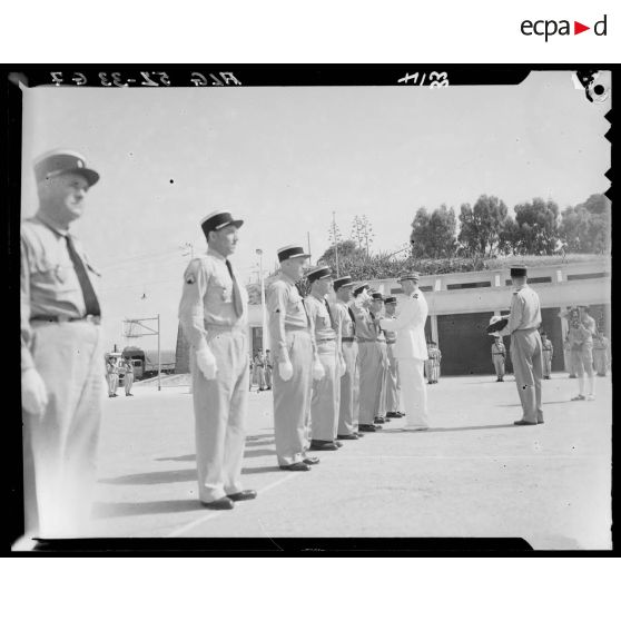Remise de décorations à la caserne de la 10e légion de la Garde républicaine (10e LGR) à Alger.