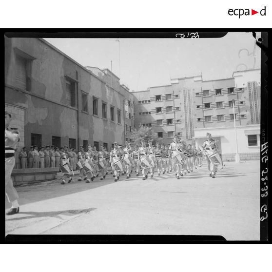 Prise d'armes à la caserne de la 10e légion de la Garde républicaine (10e LGR) à Alger.