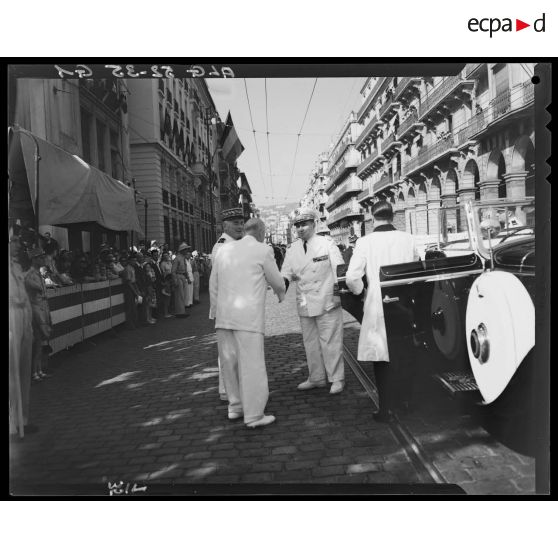 Arrivée du gouverneur général de l'Algérie Robert Léonard accueilli par le général Cailles pour le défilé du 14 juillet.