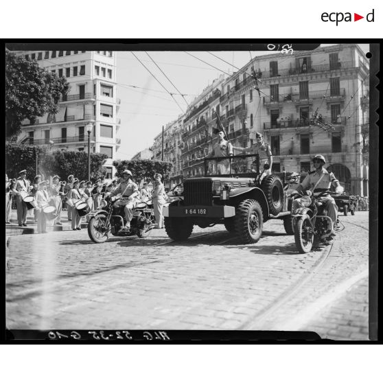 Défilé motorisé pour le 14 juillet à Alger.