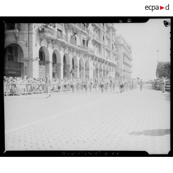 Défilé de la musique militaire lors du 14 juillet à Alger présidée par le gouverneur général de l'Algérie Robert Léonard.