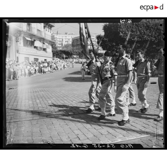 Défilé d'aviateurs lors du 14 juillet à Alger présidé par le gouverneur général de l'Algérie Robert Léonard.