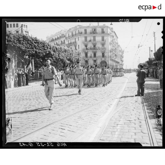 Défilé d'aviateurs lors du 14 juillet à Alger présidé par le gouverneur général de l'Algérie Robert Léonard.