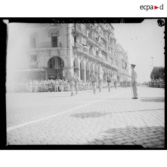 Défilé d'aviateurs lors du 14 juillet à Alger présidé par le gouverneur général de l'Algérie Robert Léonard.
