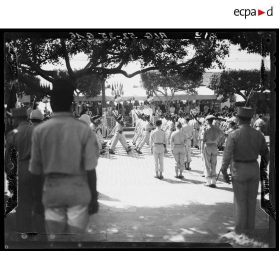 Défilé des troupes devant la tribune d'autorités présidée par le gouverneur général de l'Algérie Robert Léonard pour le 14 juillet à Alger.