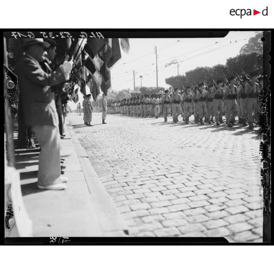 Défilé des troupes lors du 14 juillet à Alger présidé par le gouverneur général de l'Algérie Robert Léonard.
