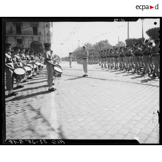 Musique militaire lors du 14 juillet à Alger présidée par le gouverneur général de l'Algérie Robert Léonard.