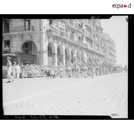 Musique militaire des tirailleurs lors du 14 juillet à Alger présidée par le gouverneur général de l'Algérie Robert Léonard.