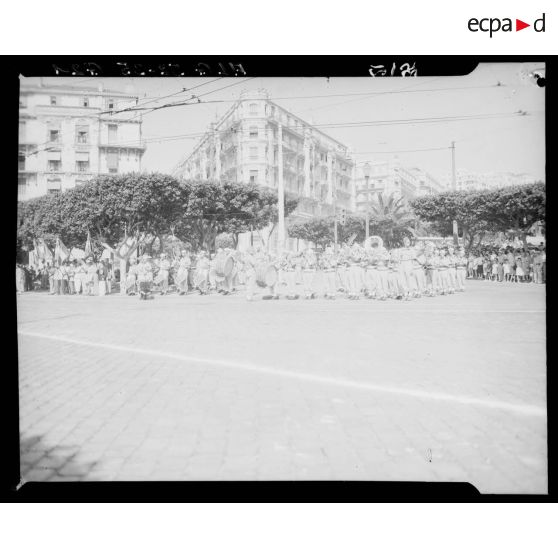 Musique militaire du 14 juillet à Alger présidée par le gouverneur général de l'Algérie Robert Léonard.