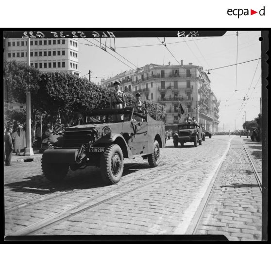 Défilé motorisé lors du 14 juillet à Alger présidé par le gouverneur général de l'Algérie Robert Léonard.