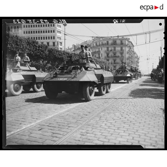 Défilé motorisé lors du 14 juillet à Alger présidé par le gouverneur général de l'Algérie Robert Léonard.