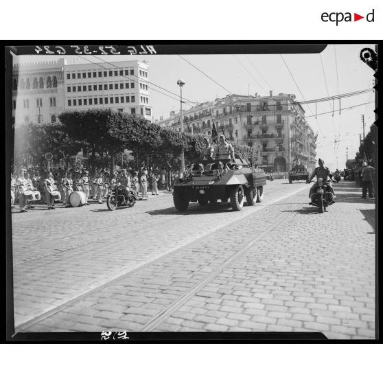 Défilé motorisé lors du 14 juillet à Alger présidé par le gouverneur général de l'Algérie Robert Léonard.