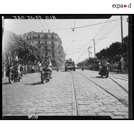 Défilé motorisé lors du 14 juillet à Alger présidé par le gouverneur général de l'Algérie Robert Léonard.