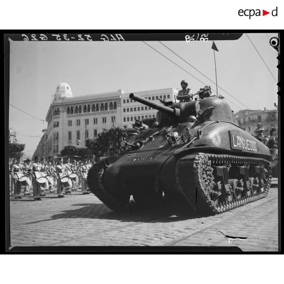 Défilé motorisé lors du 14 juillet à Alger présidé par le gouverneur général de l'Algérie Robert Léonard.