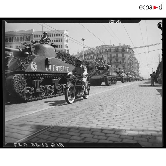 Défilé motorisé lors du 14 juillet à Alger présidé par le gouverneur général de l'Algérie Robert Léonard.