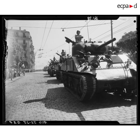 Défilé motorisé lors du 14 juillet à Alger présidé par le gouverneur général de l'Algérie Robert Léonard.