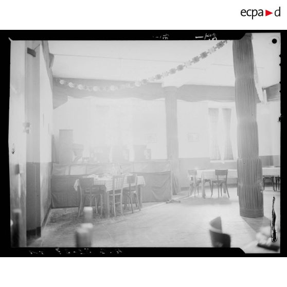 Vue intérieure du mess des officiers du 13e RTA (régiment de tirailleurs algériens) à Alger.