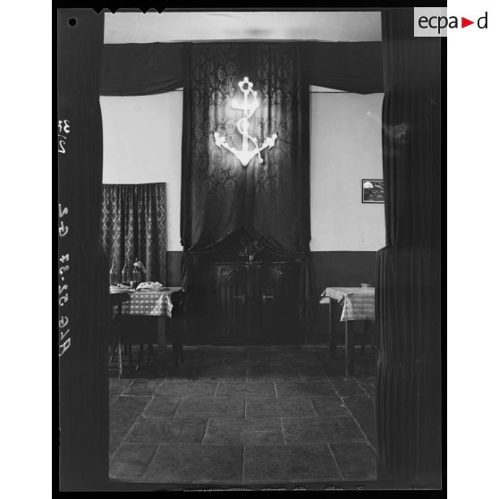 Vue intérieure du mess des officiers du 13e RTA (régiment de tirailleurs algériens) à Alger.