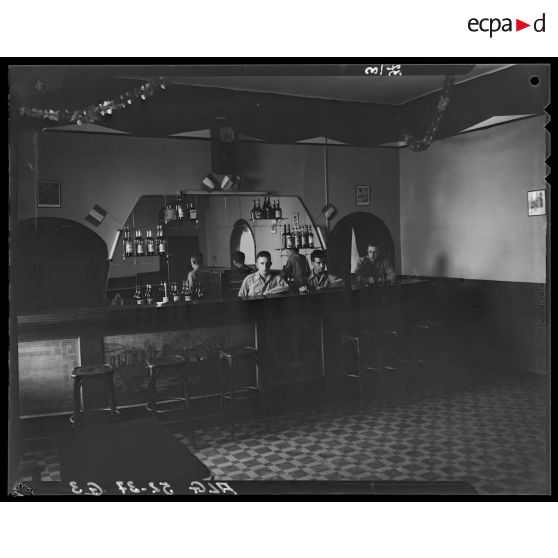 Vue intérieure du mess des officiers du 13e RTA (régiment de tirailleurs algériens) à Alger.